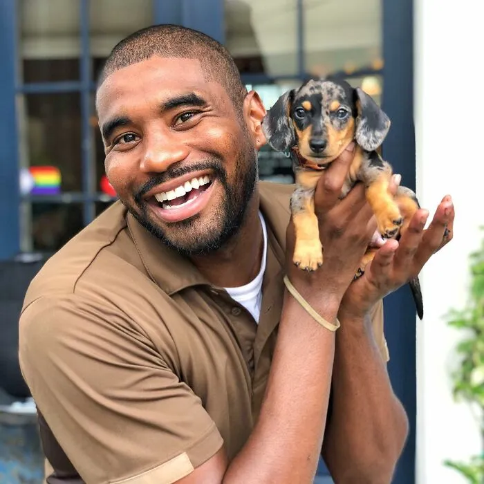 UPS Guy Takes Selfies With All The Neighborhood Dogs While Delivering Parcels (50 New Pics)