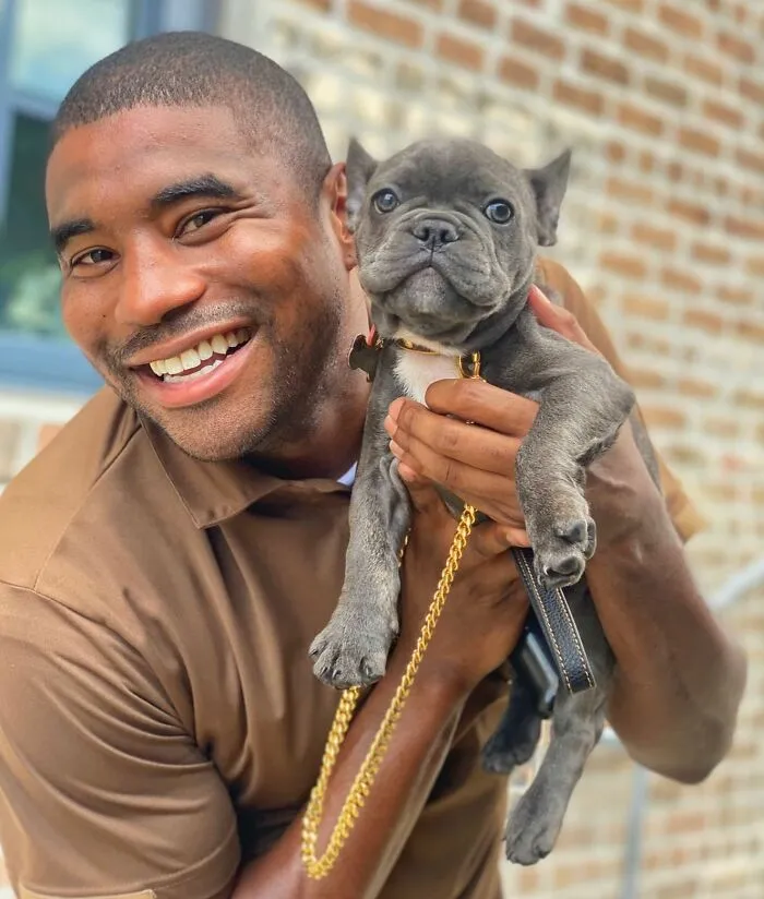 UPS Guy Takes Selfies With All The Neighborhood Dogs While Delivering Parcels (50 New Pics)