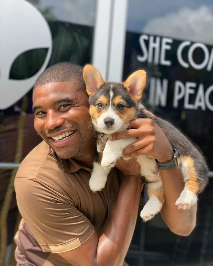 UPS Guy Takes Selfies With All The Neighborhood Dogs While Delivering Parcels (50 New Pics)