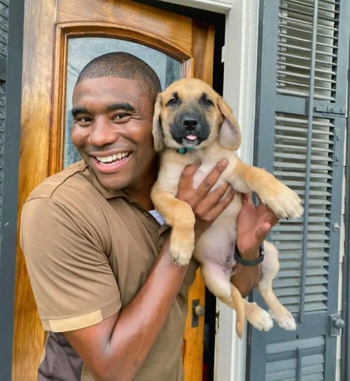 UPS Guy Takes Selfies With All The Neighborhood Dogs While Delivering Parcels (50 New Pics)