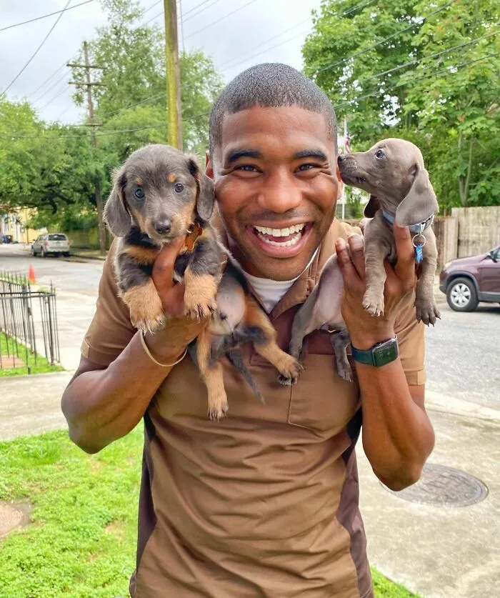UPS Guy Takes Selfies With All The Neighborhood Dogs While Delivering Parcels (50 New Pics)