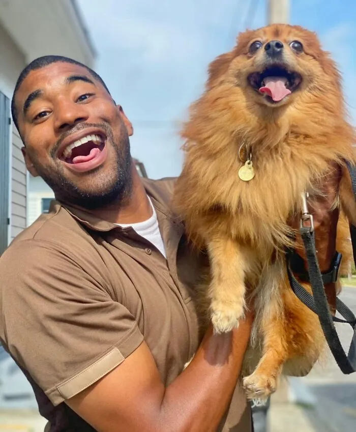UPS Guy Takes Selfies With All The Neighborhood Dogs While Delivering Parcels (50 New Pics)