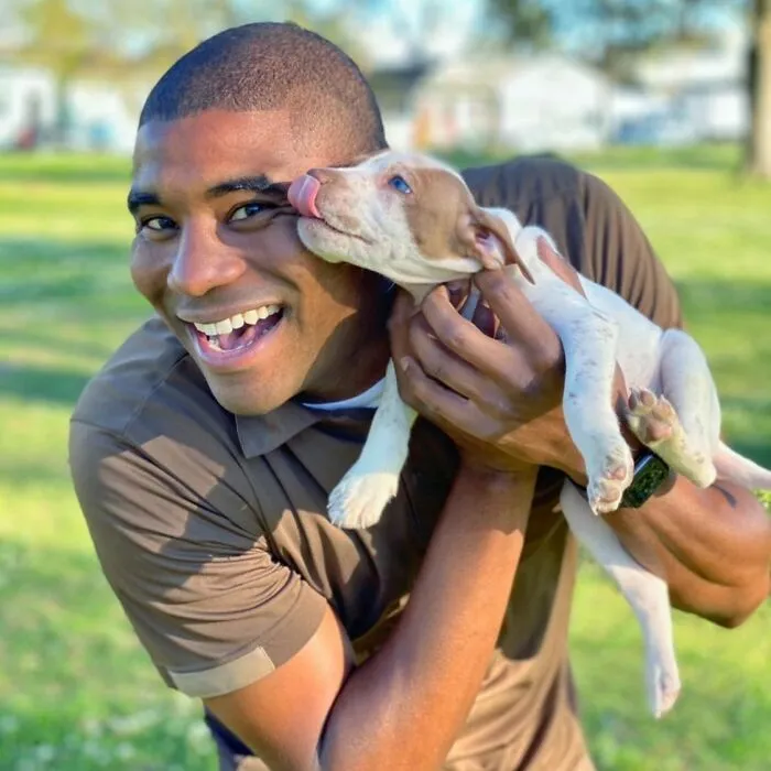 UPS Guy Takes Selfies With All The Neighborhood Dogs While Delivering Parcels (50 New Pics)