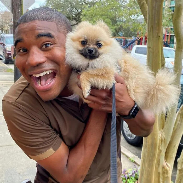 UPS Guy Takes Selfies With All The Neighborhood Dogs While Delivering Parcels (50 New Pics)