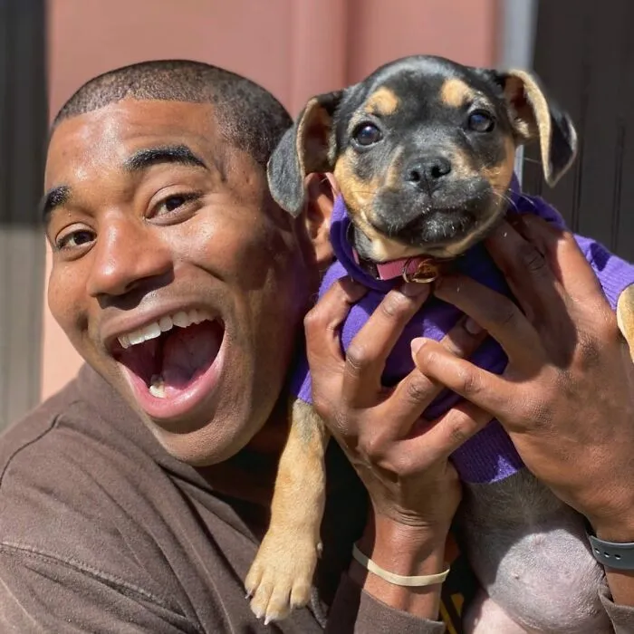 UPS Guy Takes Selfies With All The Neighborhood Dogs While Delivering Parcels (50 New Pics)