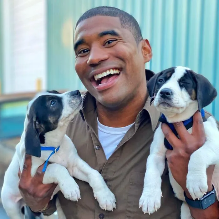 UPS Guy Takes Selfies With All The Neighborhood Dogs While Delivering Parcels (50 New Pics)