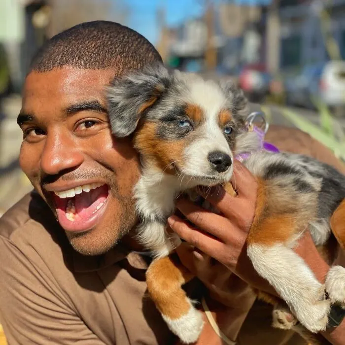 UPS Guy Takes Selfies With All The Neighborhood Dogs While Delivering Parcels (50 New Pics)