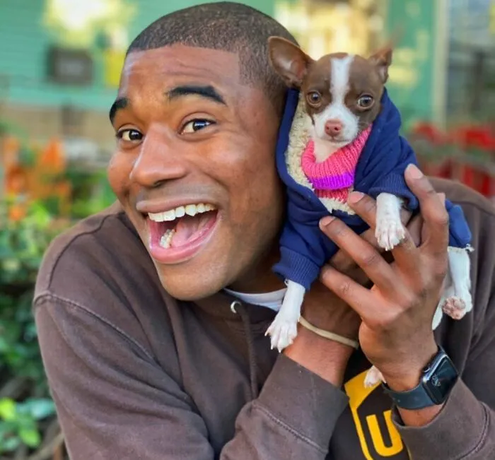 UPS Guy Takes Selfies With All The Neighborhood Dogs While Delivering Parcels (50 New Pics)