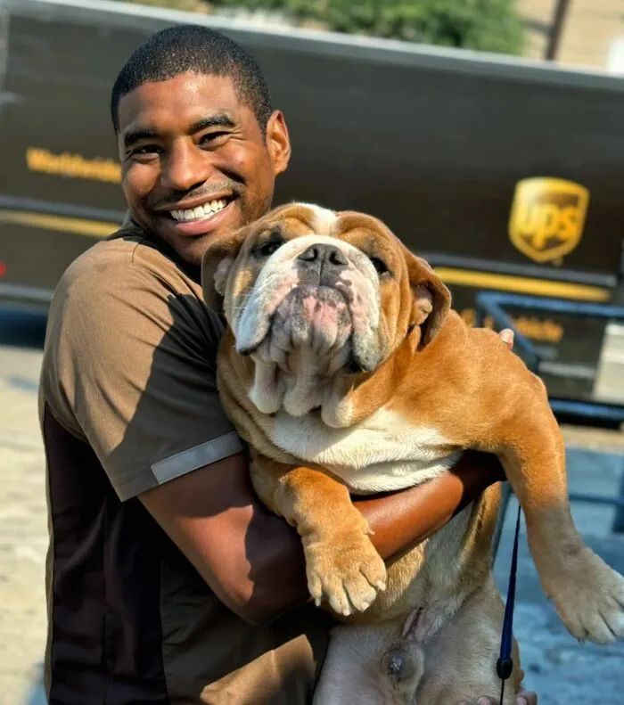 UPS Guy Takes Selfies With All The Neighborhood Dogs While Delivering Parcels (50 New Pics)