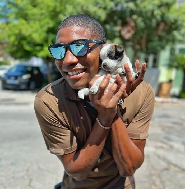 UPS Guy Takes Selfies With All The Neighborhood Dogs While Delivering Parcels (50 New Pics)