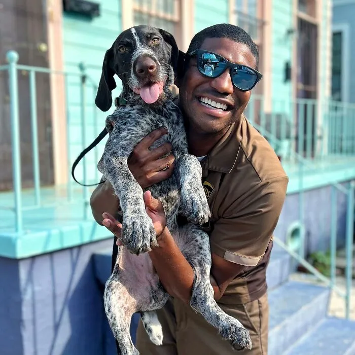 UPS Guy Takes Selfies With All The Neighborhood Dogs While Delivering Parcels (50 New Pics)