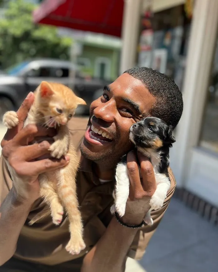 UPS Guy Takes Selfies With All The Neighborhood Dogs While Delivering Parcels (50 New Pics)