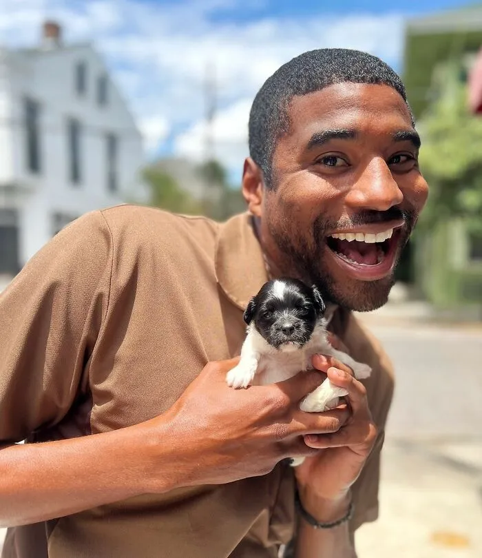 UPS Guy Takes Selfies With All The Neighborhood Dogs While Delivering Parcels (50 New Pics)