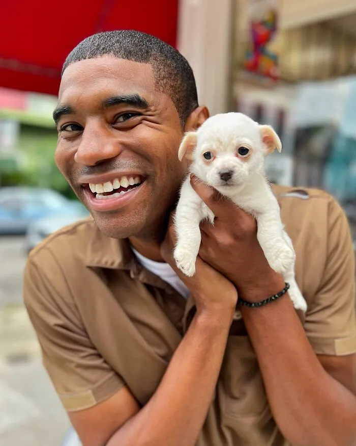 UPS Guy Takes Selfies With All The Neighborhood Dogs While Delivering Parcels (50 New Pics)