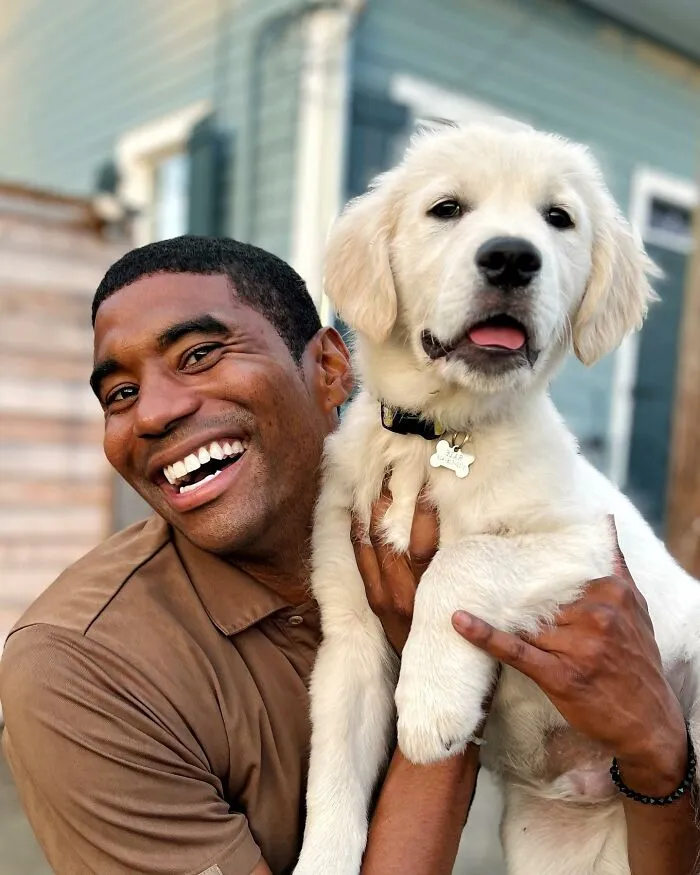 UPS Guy Takes Selfies With All The Neighborhood Dogs While Delivering Parcels (50 New Pics)