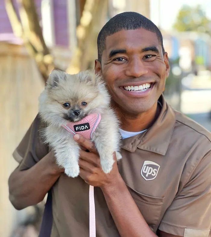 UPS Guy Takes Selfies With All The Neighborhood Dogs While Delivering Parcels (50 New Pics)