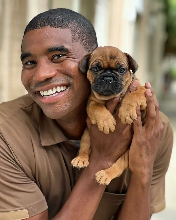 UPS Guy Takes Selfies With All The Neighborhood Dogs While Delivering Parcels (50 New Pics)