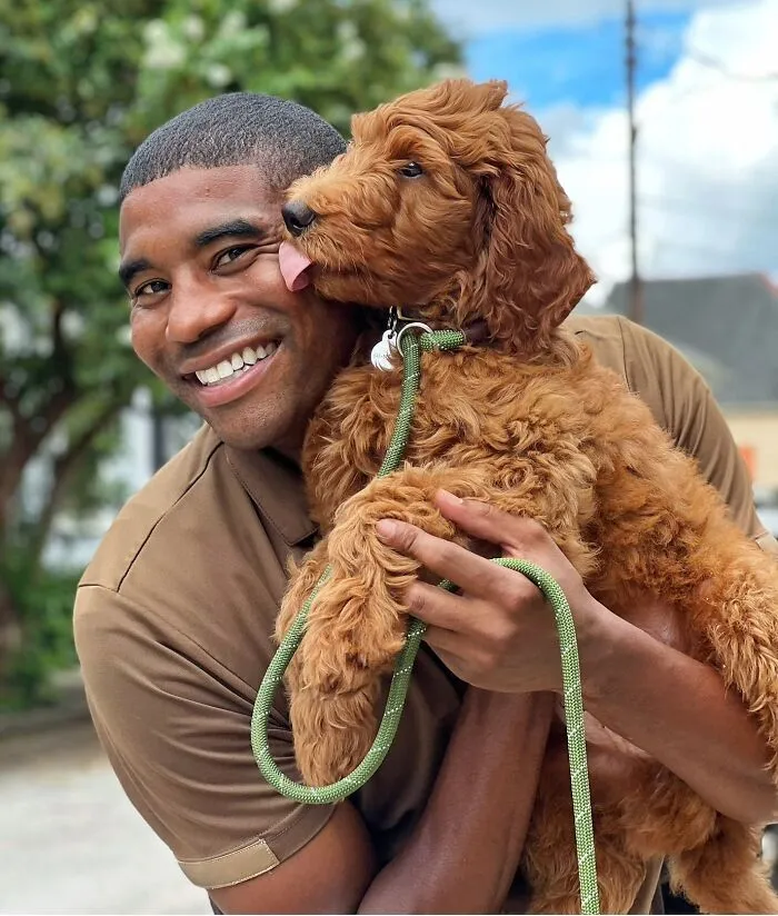 UPS Guy Takes Selfies With All The Neighborhood Dogs While Delivering Parcels (50 New Pics)