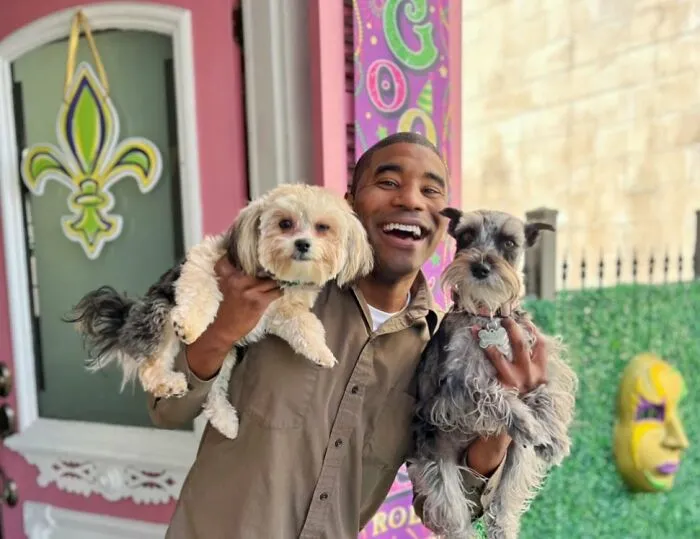 UPS Guy Takes Selfies With All The Neighborhood Dogs While Delivering Parcels (50 New Pics)
