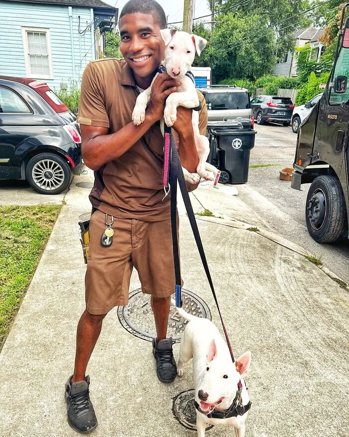 UPS Guy Takes Selfies With All The Neighborhood Dogs While Delivering Parcels (50 New Pics)