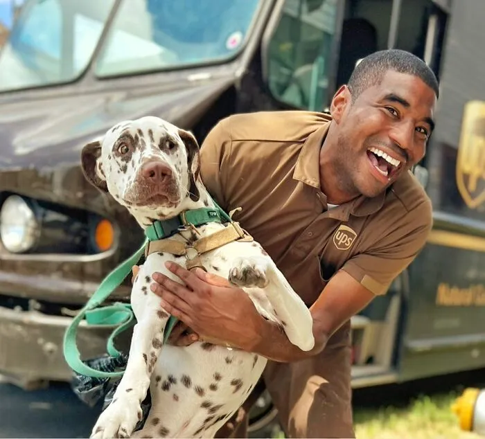 UPS Guy Takes Selfies With All The Neighborhood Dogs While Delivering Parcels (50 New Pics)