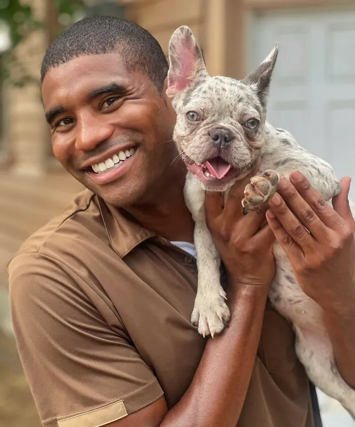 UPS Guy Takes Selfies With All The Neighborhood Dogs While Delivering Parcels (50 New Pics)