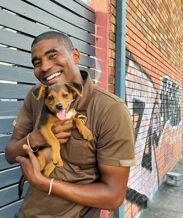 UPS Guy Takes Selfies With All The Neighborhood Dogs While Delivering Parcels (50 New Pics)