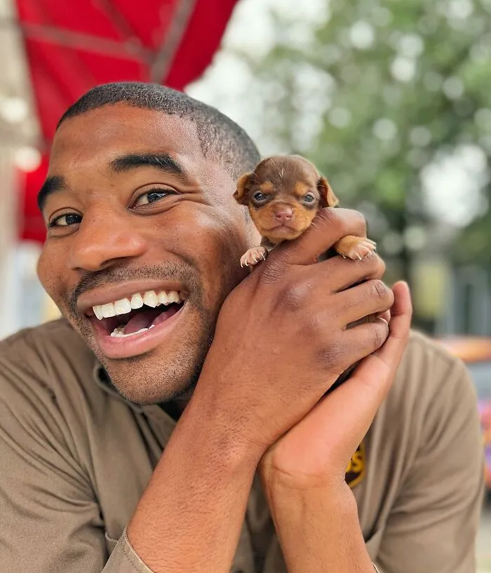UPS Guy Takes Selfies With All The Neighborhood Dogs While Delivering Parcels (50 New Pics)