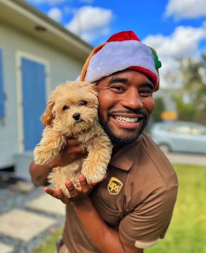 UPS Guy Takes Selfies With All The Neighborhood Dogs While Delivering Parcels (50 New Pics)