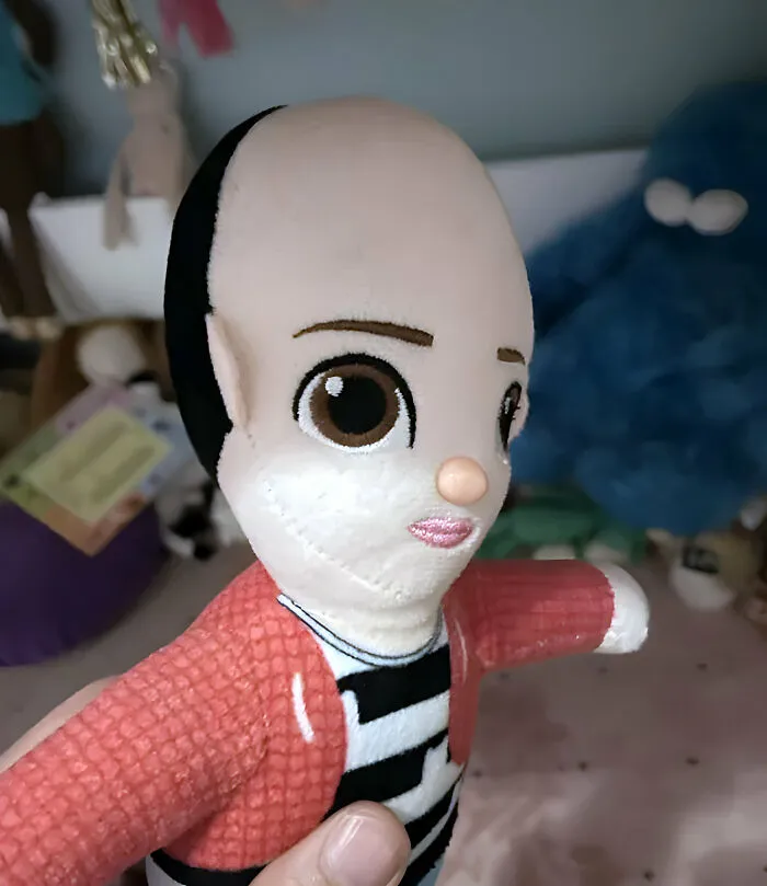 Se le cayó el pelo a la muñeca, y ahora mi hija va por ahí con su amigo alopécico de mediana edad
