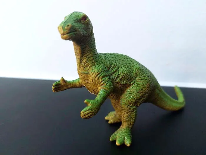 Este dinosaurio con manos humanas