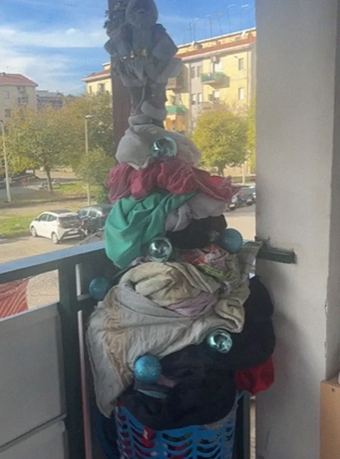 “Felez Neveded” Trend Has People Sharing Hilariously Sad And Chaotic Christmas Decor