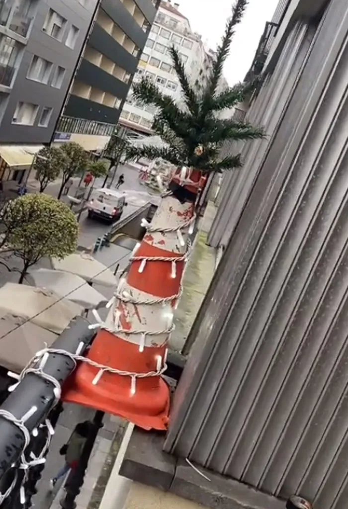 “Felez Neveded” Trend Has People Sharing Hilariously Sad And Chaotic Christmas Decor