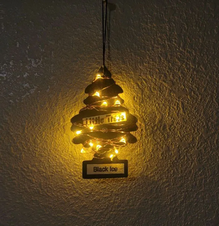 “Felez Neveded” Trend Has People Sharing Hilariously Sad And Chaotic Christmas Decor