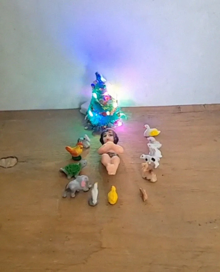 “Felez Neveded” Trend Has People Sharing Hilariously Sad And Chaotic Christmas Decor