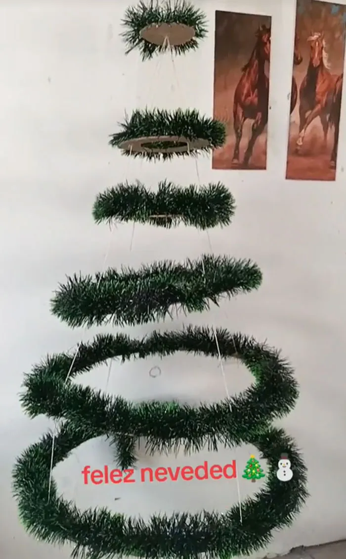 “Felez Neveded” Trend Has People Sharing Hilariously Sad And Chaotic Christmas Decor