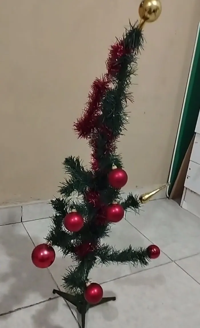 “Felez Neveded” Trend Has People Sharing Hilariously Sad And Chaotic Christmas Decor