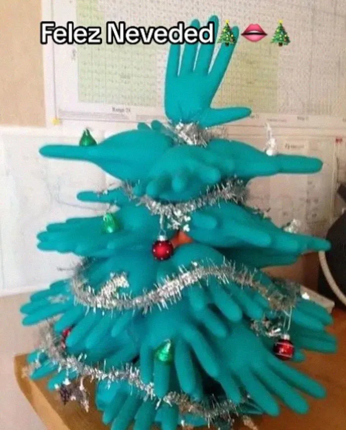 “Felez Neveded” Trend Has People Sharing Hilariously Sad And Chaotic Christmas Decor