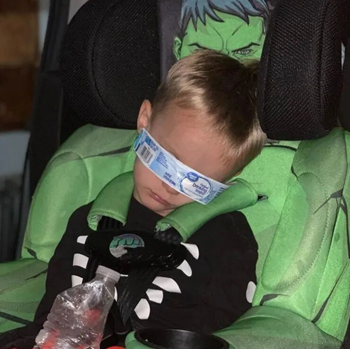 Mi hijo de 4 años ha arrancado la etiqueta de la botella de agua, se la ha puesto en los ojos y se ha dormido así
