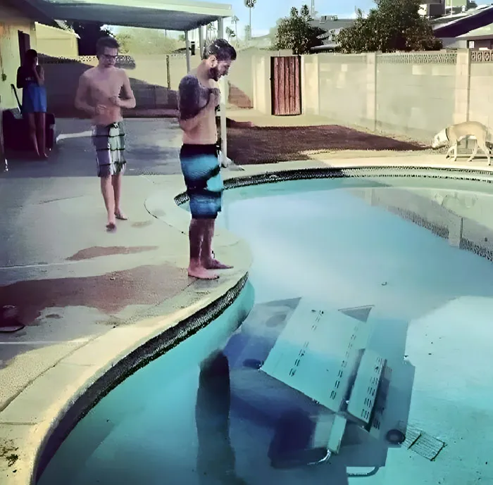 A alguien se le ocurrió en la fiesta de Nochevieja empujar la barbacoa a la piscina