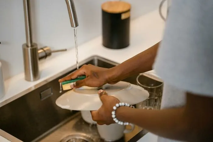 “Pretended He Didn't Know What A Baking Sheet Was”: 50 Relationship-Ending Moments