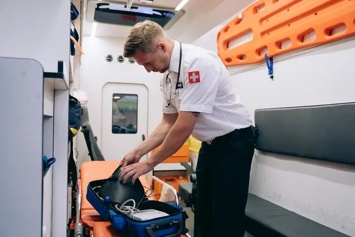 Person Asks “What Is A Random First Aid Or Survival Fact That You Know?”, 50 Folks Deliver