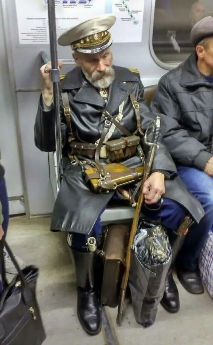 44 Times People Spotted Such Weird And Funny Things On The Subway, They Just Had To Share