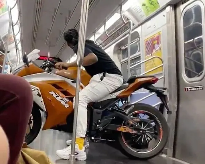 44 Times People Spotted Such Weird And Funny Things On The Subway, They Just Had To Share