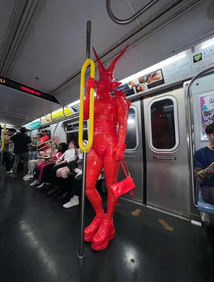 44 Times People Spotted Such Weird And Funny Things On The Subway, They Just Had To Share