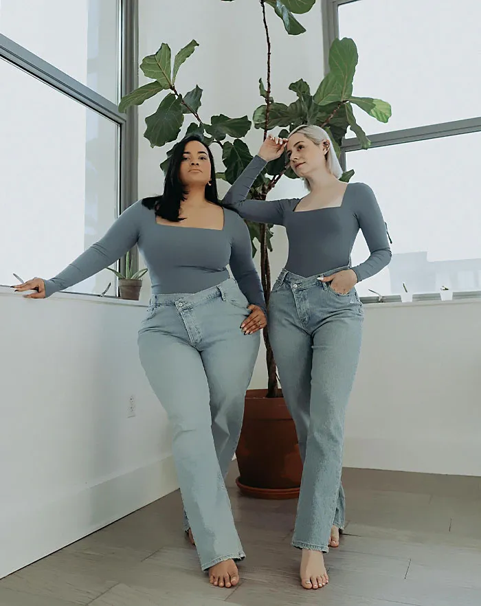 “Style, Not Size”: Two Friends Wear The Same Outfit To Show There Is No “Ideal” Body Type (38 New Pics)