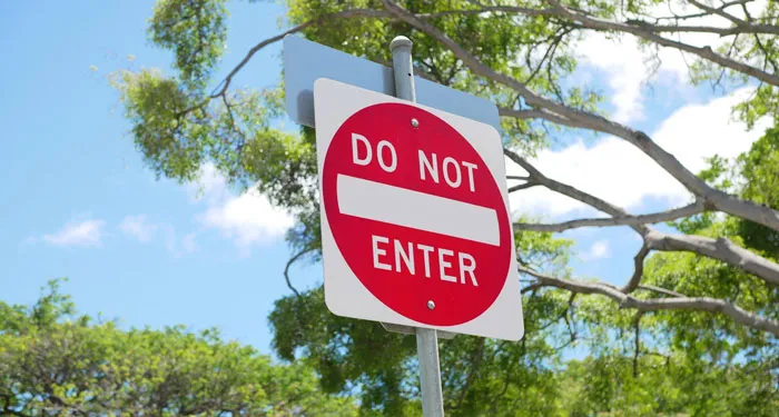 "Harass The Queen's Guard": 30 Things Tourists Do That The Locals Absolutely Hate