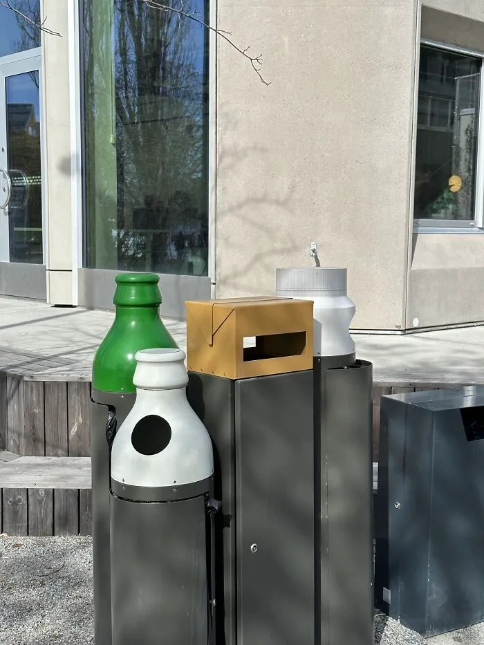 Cubos de reciclaje en Suecia mostrando qué hay que echar en ellos