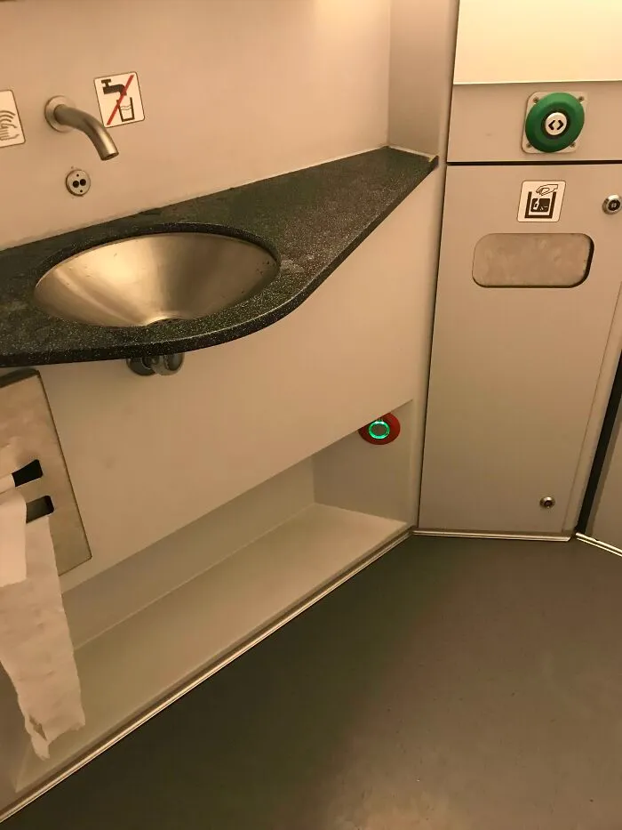 En los retretes de los trenes de Bélgica, hay un botón de SOS cerca del suelo por si alguien se cae y no se puede levantar
