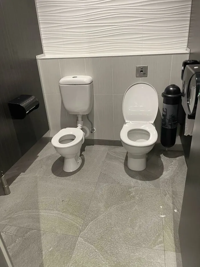 Retretes de distintos tamaños para niños y adultos en el mismo sitio, aeropuerto de Auckland, Nueva Zelanda
